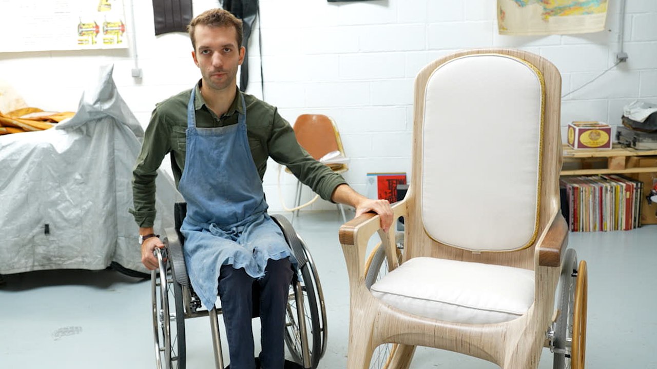 Un ingénieur construit un fauteuil roulant avec du bois de Notre-Dame pour le pape François