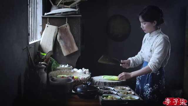 Firewood, rice, oil, salt, soy sauce, vinegar, and tea. One can’t live without salt.丨Liziqi Vlogs