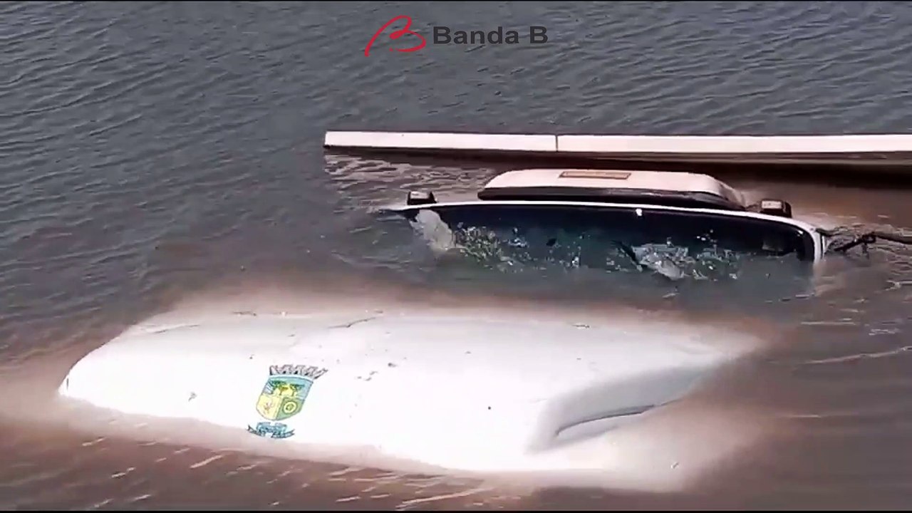 Caminhão da Prefeitura de Pinhais cai em lago após motorista sofrer mal súbito