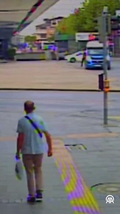 Başıboş köpekten kaçarken yayaya çarptı