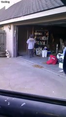 Jouer avec la porte du garage... dangereux