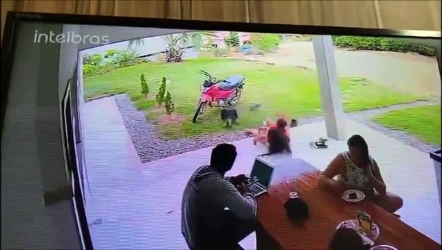 Elle tente d'aider sa soeur qui est tombée avec un enfant dans les bras ! Raté