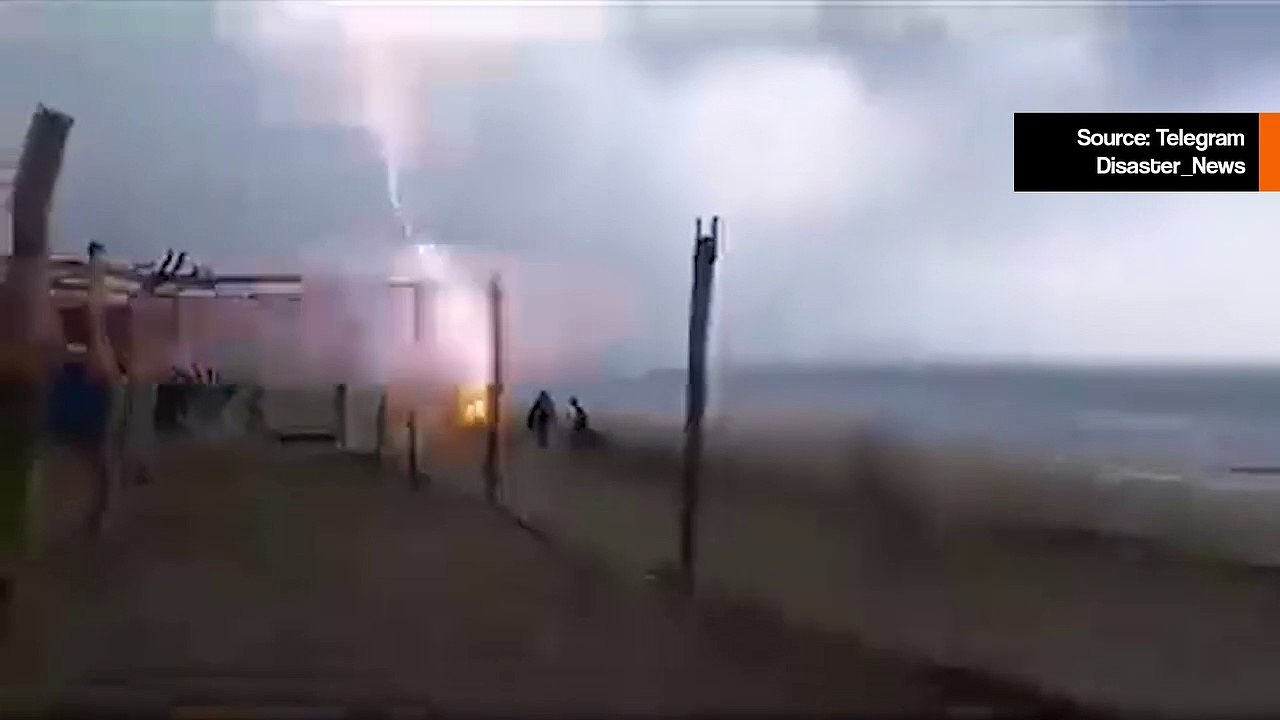 Video: Zwei Personen sterben nach Blitzschlag am Strand von Aquila