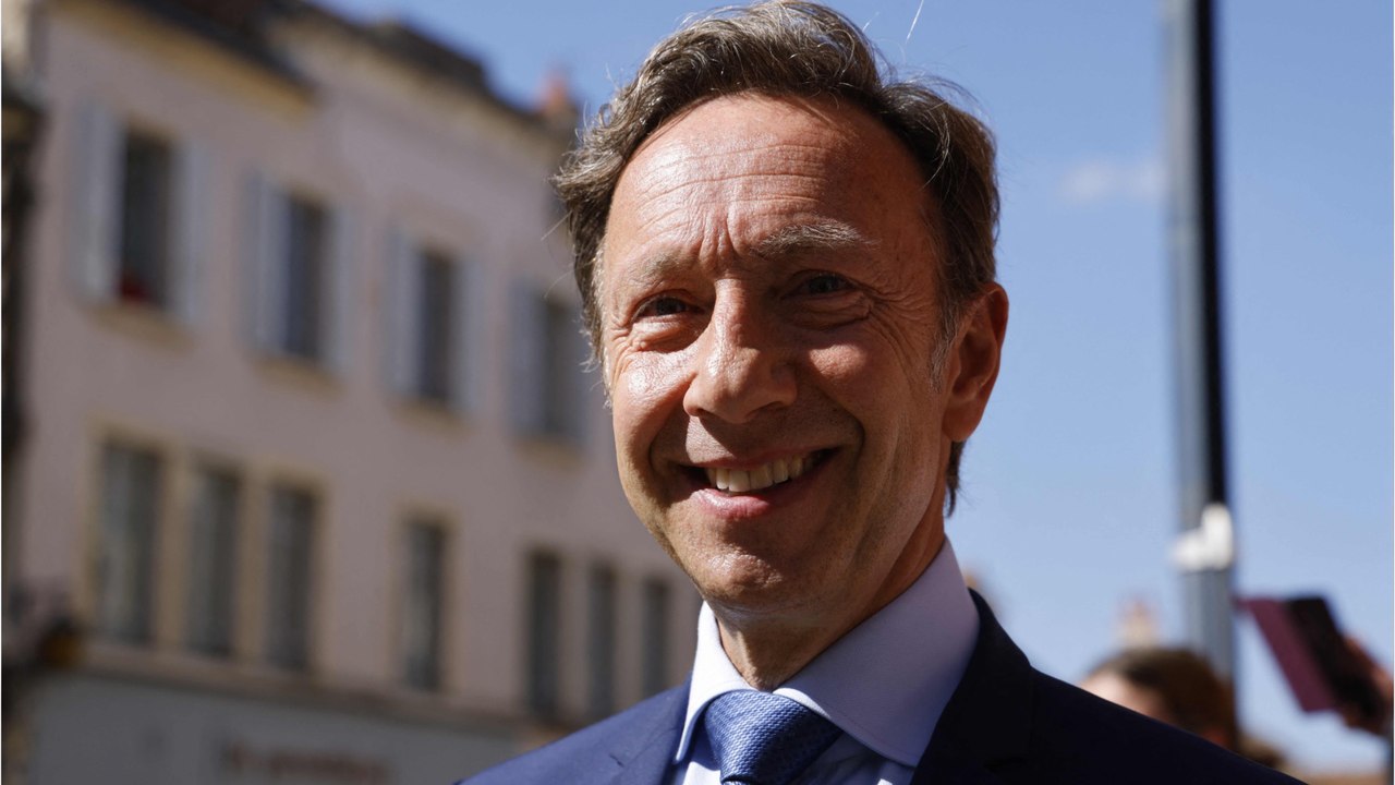 Voici - "Ça tient tout seul depuis trente ans" : Stéphane Bern se confie sans filtre sur ses opérations esthétiques