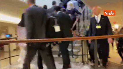 Meloni lascia l'assemblea Onu e fa il segno della vittoria