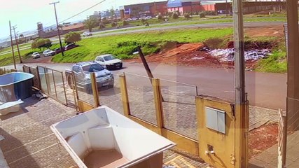 Câmera registra capotamento na BR-467 em Cascavel