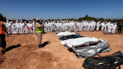 دفن عشرات الجثث في مقابر جماعية بمدينة درنة رغم ضآلة مخاطرها الصحية