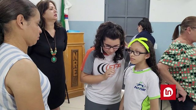 NRE de Apucarana entrega óculos especiais para alunos cegos