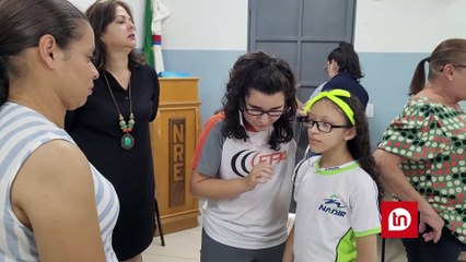 NRE de Apucarana entrega óculos especiais para alunos cegos