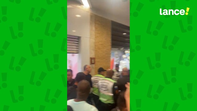 Marcos Braz sai escoltado pela PM e é muito xingado por torcedores do Flamengo