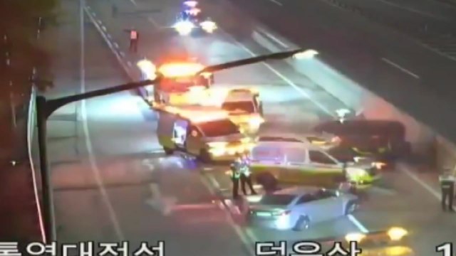 통영대전고속도로 역주행 차량 충돌...1명 사망·4명 부상 / YTN