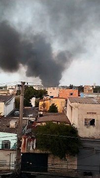 Incêndio em pátio de veículos assusta moradores no Bairro Santa Terezinha
