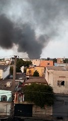 Incêndio em pátio de veículos assusta moradores no Bairro Santa Terezinha