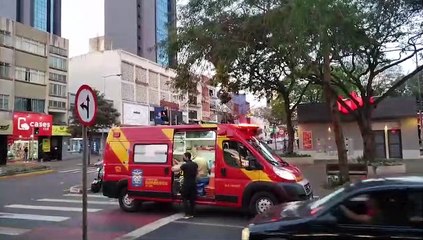 Mulher fica ferida ao ser atropelada por bicicleta na Avenida Brasil