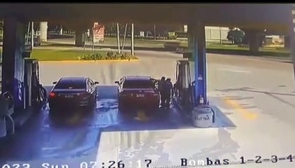 Carro desenfrenado golpea a vehículos