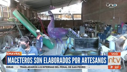 Construyen maceteros gigantes en forma de pavos reales