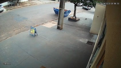 Vídeo mostra acidente entre moto e carro em Goioerê