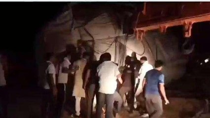 बीकानेर: 150 किंवटल चारे से भरी ट्राली के नीचे दबा युवक, देखें कैसे रेस्क्यू कर निकाला