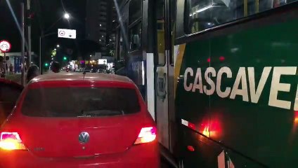 Acidente de trânsito entre ônibus e Gol é registrado na Avenida Brasil