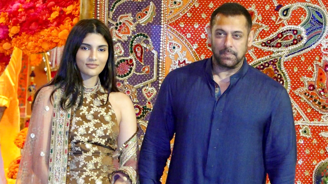 Salman Khan ने Ambani के घर विराजमान गणपति बप्पा का किया दर्शन