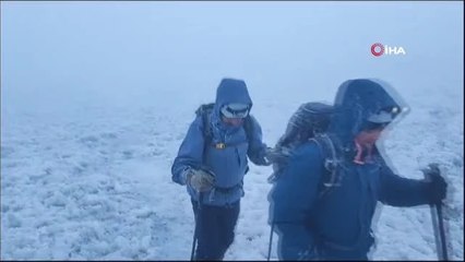 Sis ve fırtına tırmanışa engel olmadı, Ağrı Dağı'nın zirvesi dağcıları ağırladı