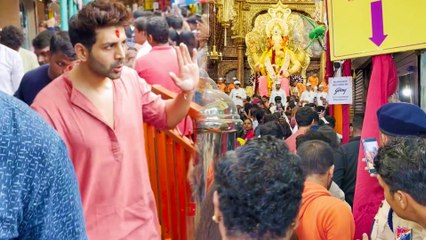 Lalbaugcha Raja के दरबार में Kartik Aaryan ने लगाई हाजिरी