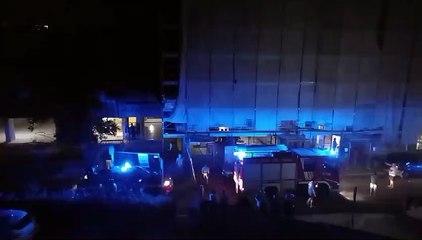 Esplosioni e incendio in una palazzina, notte di paura