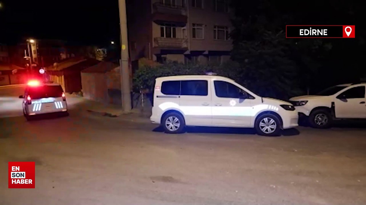 Edirne'de göçmen operasyonu: Bir araç kaza yaptı, bir araçtan 9 göçmen yakalandı