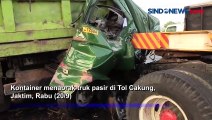 Ngeri! Kontainer Terlepas di Tol Cakung Akibat Truk Terlibat Tabrakan