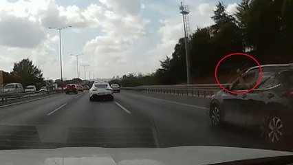 İstanbul TEM Otoyolu'nda yolu paylaşamadı, sopa gösterdi