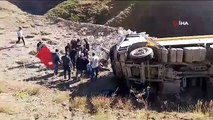 Erzurum-Palandöken yolunda kamyon devrildi