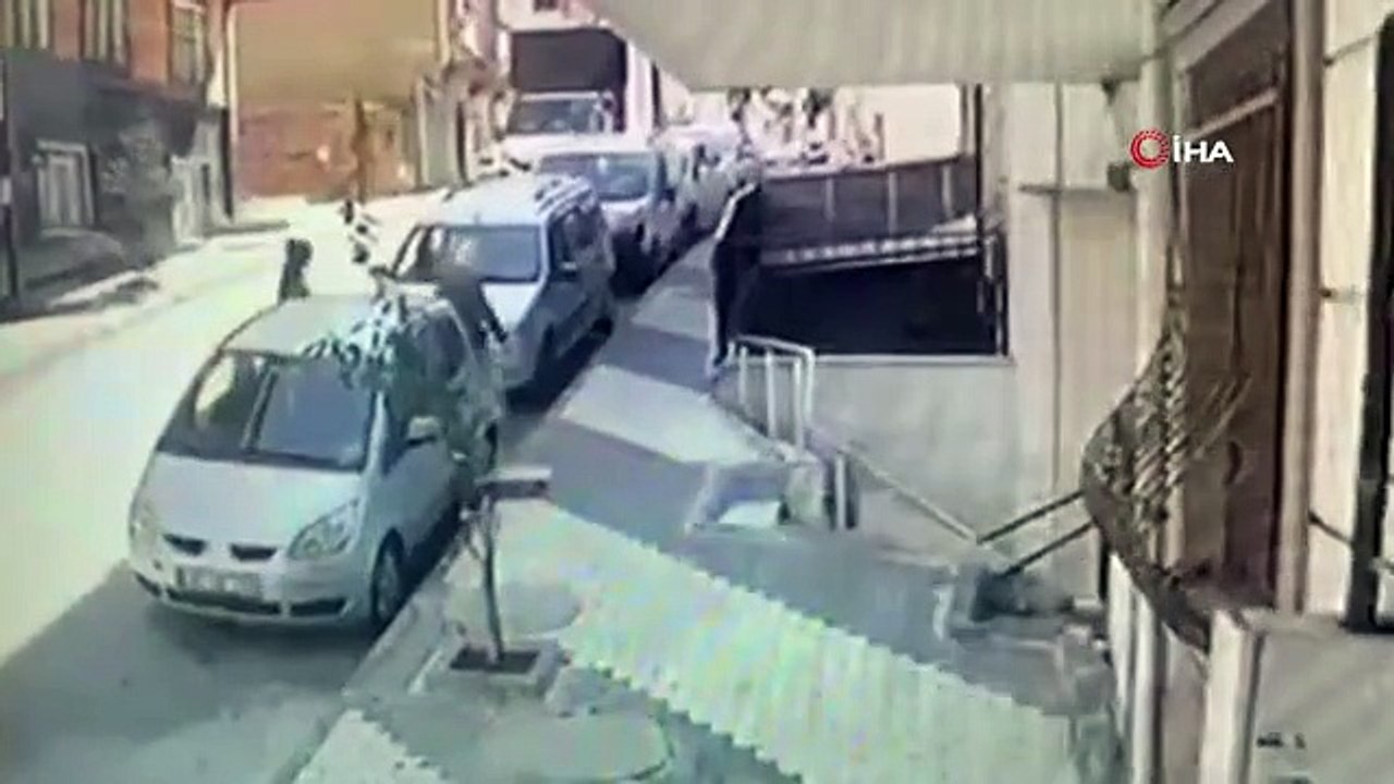 Arnavutköy'de Hırsızlık Yapan 2 Kadın Güvenlik Kamerasına Yakalandı