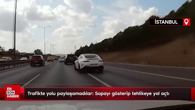 İstanbul'da trafikte yolu paylaşamadılar: Sopayı gösterip tehlikeye yol açtı