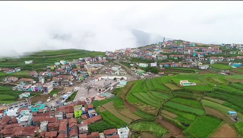 இயக்கப்படாத அரசுப் பேருந்து; உயிரை கையில் பிடித்துக் கொண்டு லாரியில் பயணிக்கும் மலை கிராம மாணவர்கள்