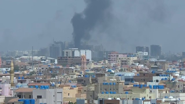 احتدام المعارك بين #الجيش_السوداني و الدعم السريع في محيط القيادة العامة بـ #الخرطوم.. و مراسل #العربية يفيد بدوي انفجارات في محيط سلاح المهندسين بأم درمان #السودان