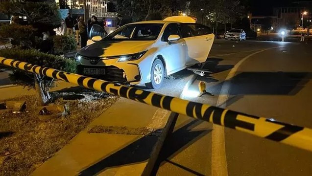 Beylikdüzü'nde Azerbaycanlı mafya babasının yeğeninin bulunduğu aracı kurşun yağmuruna tuttular: 1 ölü