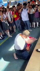 ¡Soldado caído! Estudiante se declara a su compañera frente a todos y acaba mal