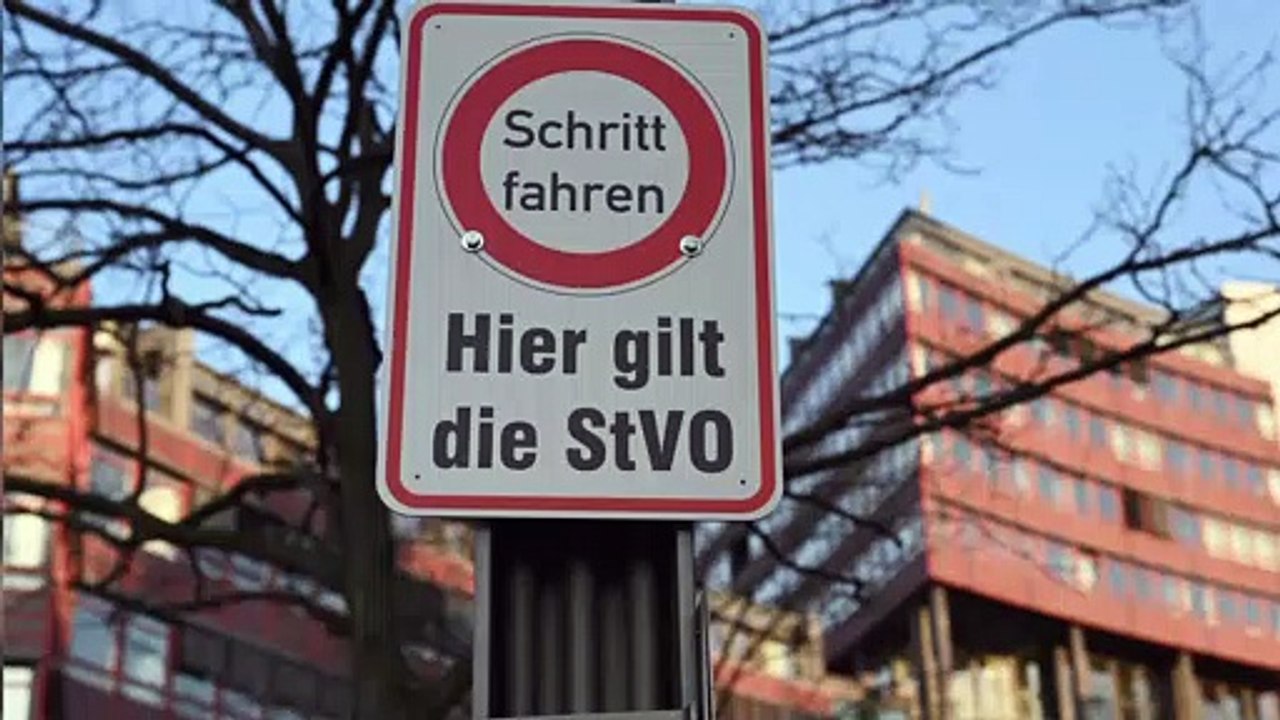 'Hier gilt die StVO': Was bedeutet das Schild auf Parkplätzen?