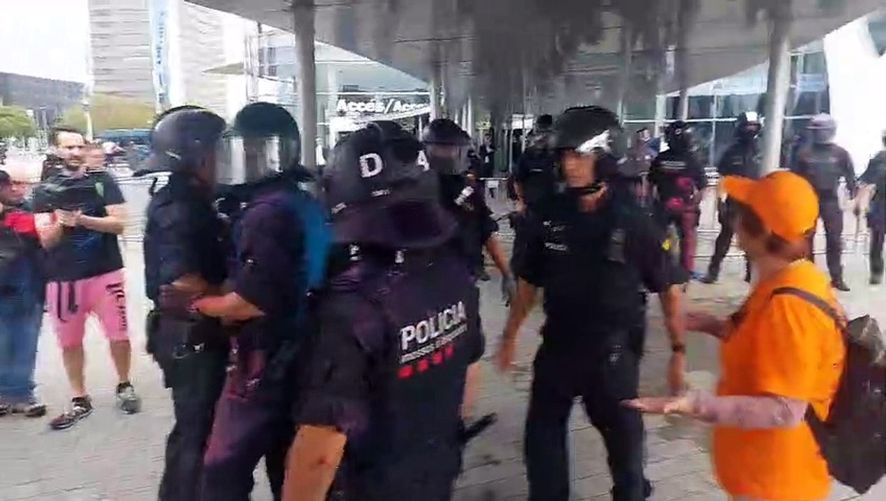 Tensió a la Fira de Barcelona per una protesta contra el congrés The District