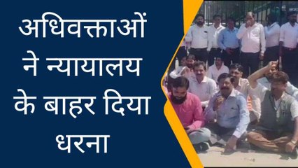 बागपत: हापुड़ लाठी चार्ज के विरोध में वकीलों का हंगामा, कोर्ट के बाहर धरने पर बैठे