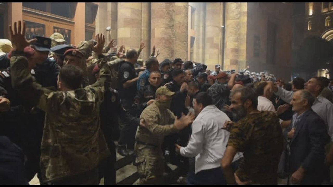 Nagorno Karabakh, disordini a Erevan davanti al palazzo del governo armeno
