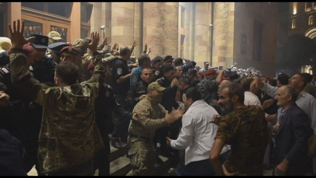 Nagorno Karabakh, disordini a Erevan davanti al palazzo del governo armeno