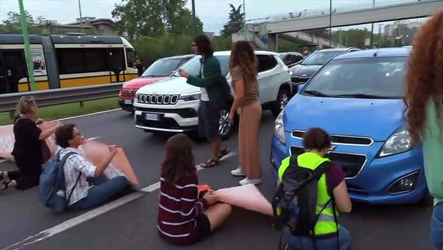 Il blocco stradale in via Fulvio Testi degli attivisti di Ultima Generazione