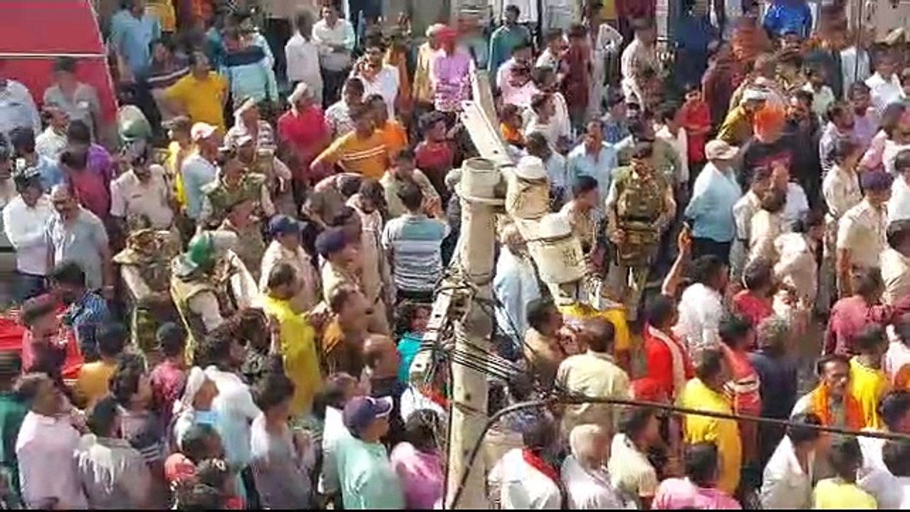 निवास जिला बनाओ आंदोलन हुआ उग्र, बाइक पर लगाई आग, जमकर किया विरोध प्रदर्शन