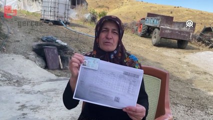 52 yaşındaki depremzede yaşadığını ispat etmeye çalışıyor