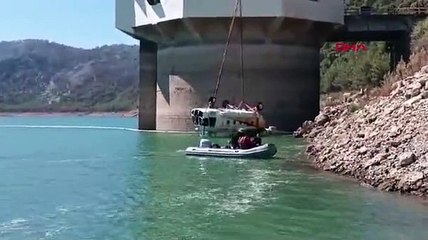 3 kişi hayatını kaybetmişti... Yangın söndürürken baraja düşen helikopter böyle çıkarıldı