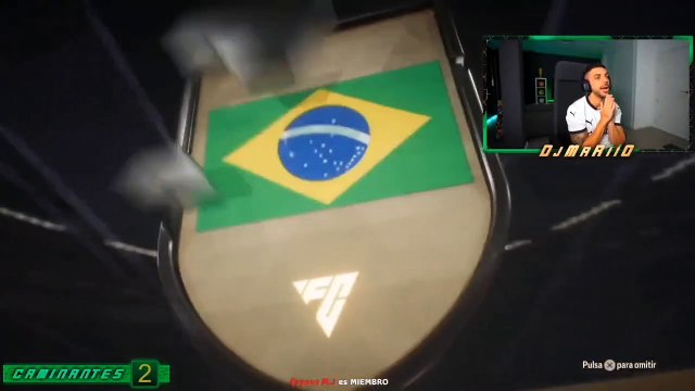 DjMariiO abriendo sobres en EA Sports FC 24