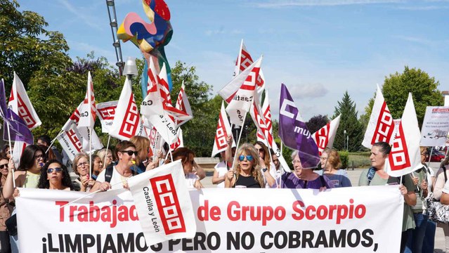 Protesta de los trabajadores de las Cortes CyL ante los impagos de la empresa Scorpio