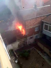 Kağıthane'de Gecekondunun Çatısında Çıkan Yangın Paniğe Neden Oldu