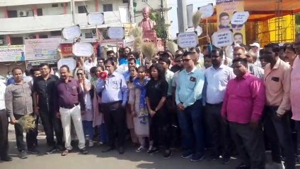 पटवारियों का अनोखा विरोध प्रदर्शन: मांगें पूरी कराने के लिए खुद को मारे कोड़े- देखें वीडियो